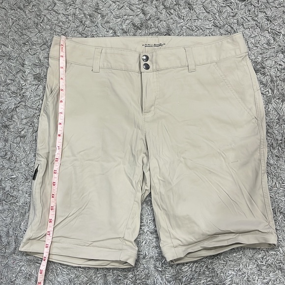 Columbia Chino Beige Shorts  Size 12 - Picture 2 of 5